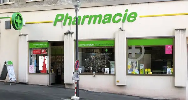 Façade de la pharmacieplus de la tour d'ivoire, à Montreux