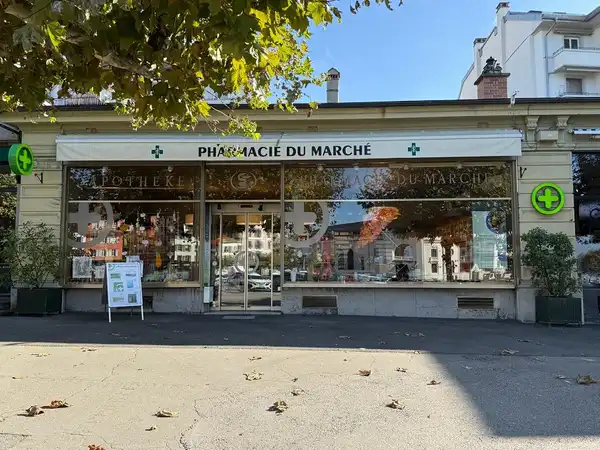 Vue de la façade de la pharmacieplus du marché, à Vevey