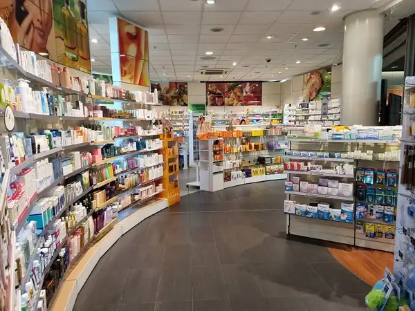 Vue intérieure de la pharmacie simplon-centre 2