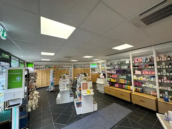 Vue intérieure de la pharmacieplus du mont d'or 2