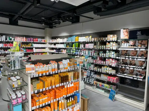 Vue intérieure de la pharmacie de Marterey à Lausanne 3